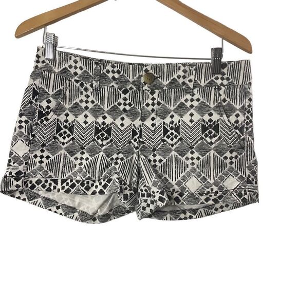 American Eagle Outfitters Stretch Black White Geometric Midi Shorts Size 6 - Picture 1 of 8